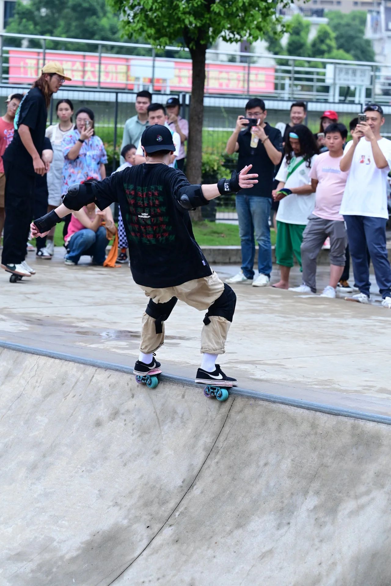 滑板运动盛行全球，青少年参与热情高涨