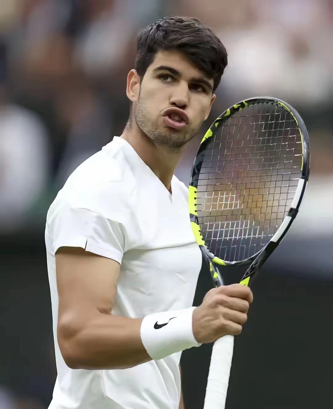 关于法网险胜温网，兹维列夫统治全场的信息