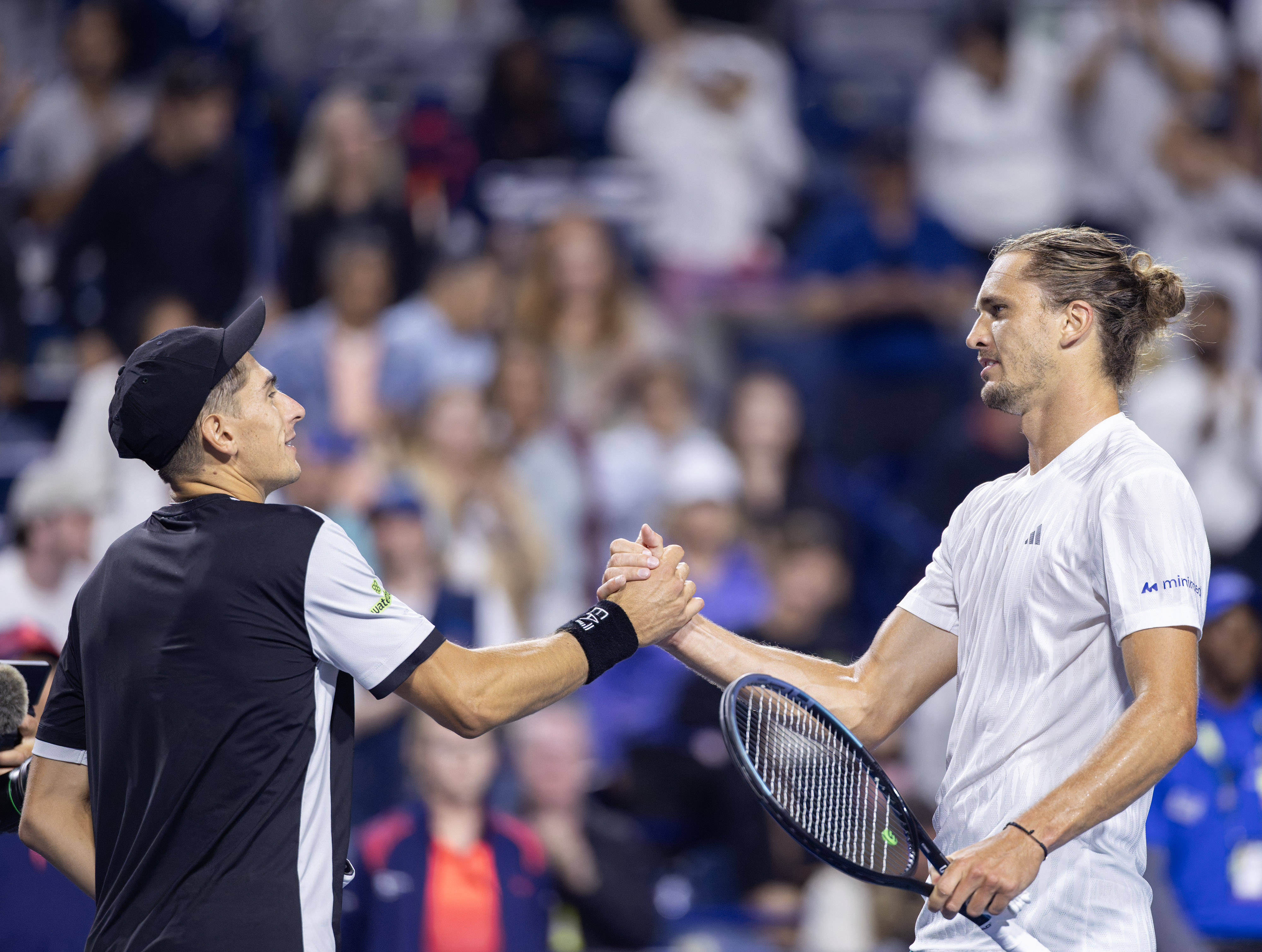 关于法网险胜温网，兹维列夫统治全场的信息