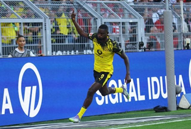 巴塞罗那主力前锋传球助攻，直塞值得称赞