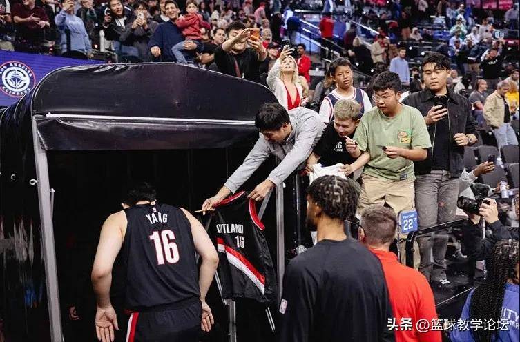 灰熊队员犯规犯满，领队遭禁赛