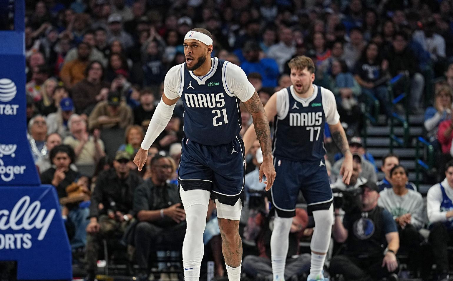 包含小牛队内外开花，大胜黄蜂队上演一场进攻大战的词条