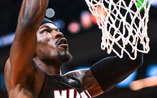 包含凯泽斯劳滕队球员奋力拼搏，斩获三分的词条