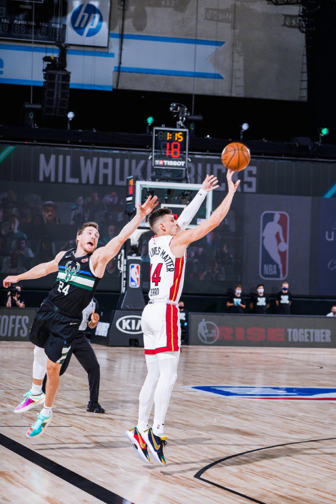 热火队客场大败球迷失望离场! 热火队客场大败球迷失望离场!