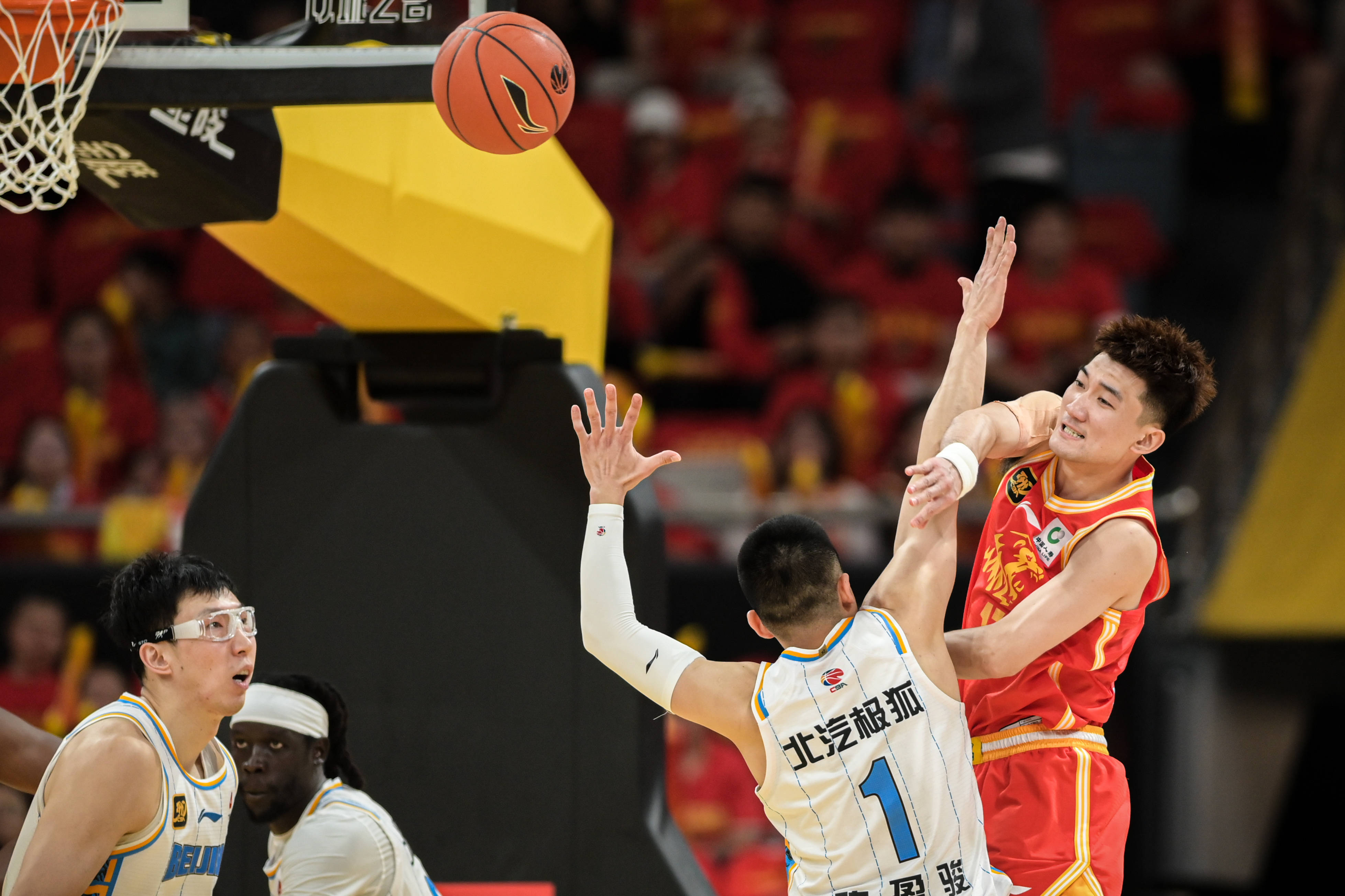 关于挑战极限！运动员们在场上展现出色表现的信息