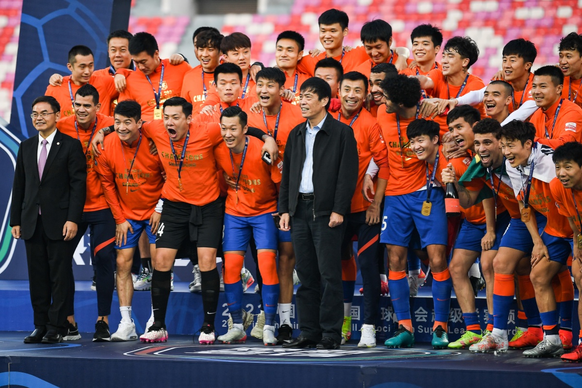 足球比赛开赛,球队备受瞩目,球员兢兢业业 足球比赛开赛,球队备受瞩目,球员兢兢业业