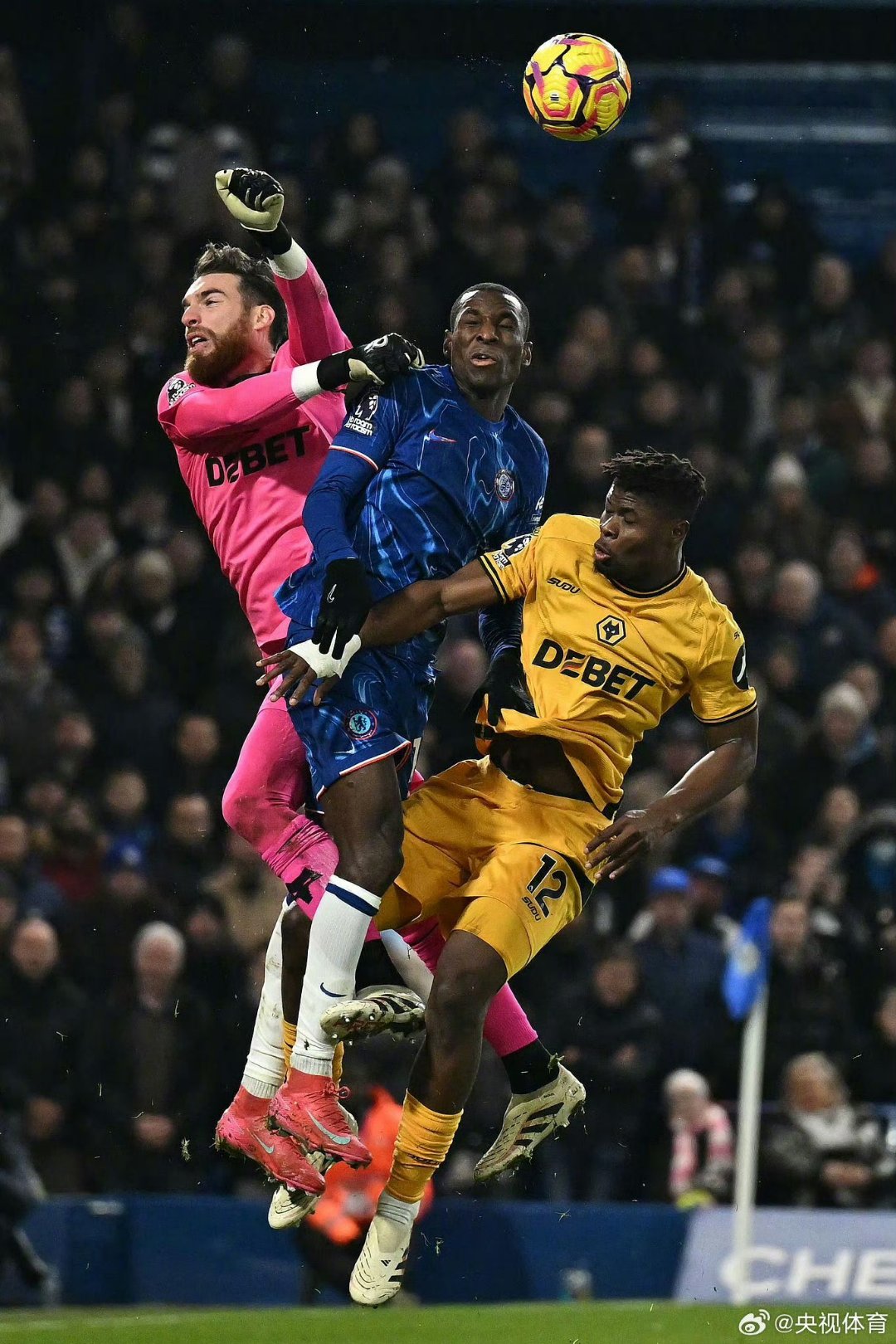 切尔西险胜法国，皮克统治全场