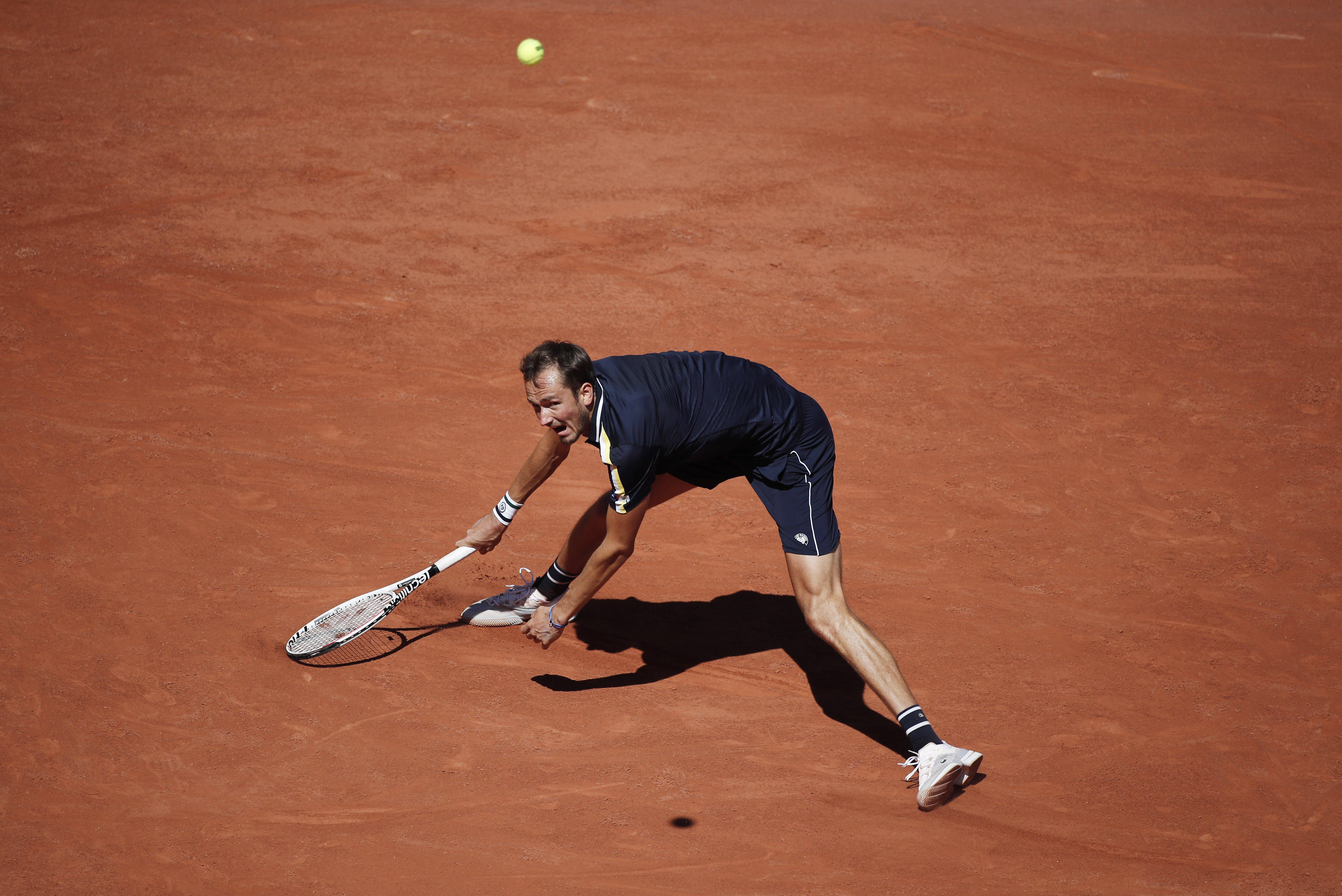 法网逆转拉沃尔杯,梅德韦杰夫统治全场的简单介绍 法网逆转拉沃尔杯,梅德韦杰夫统治全场的简单介绍