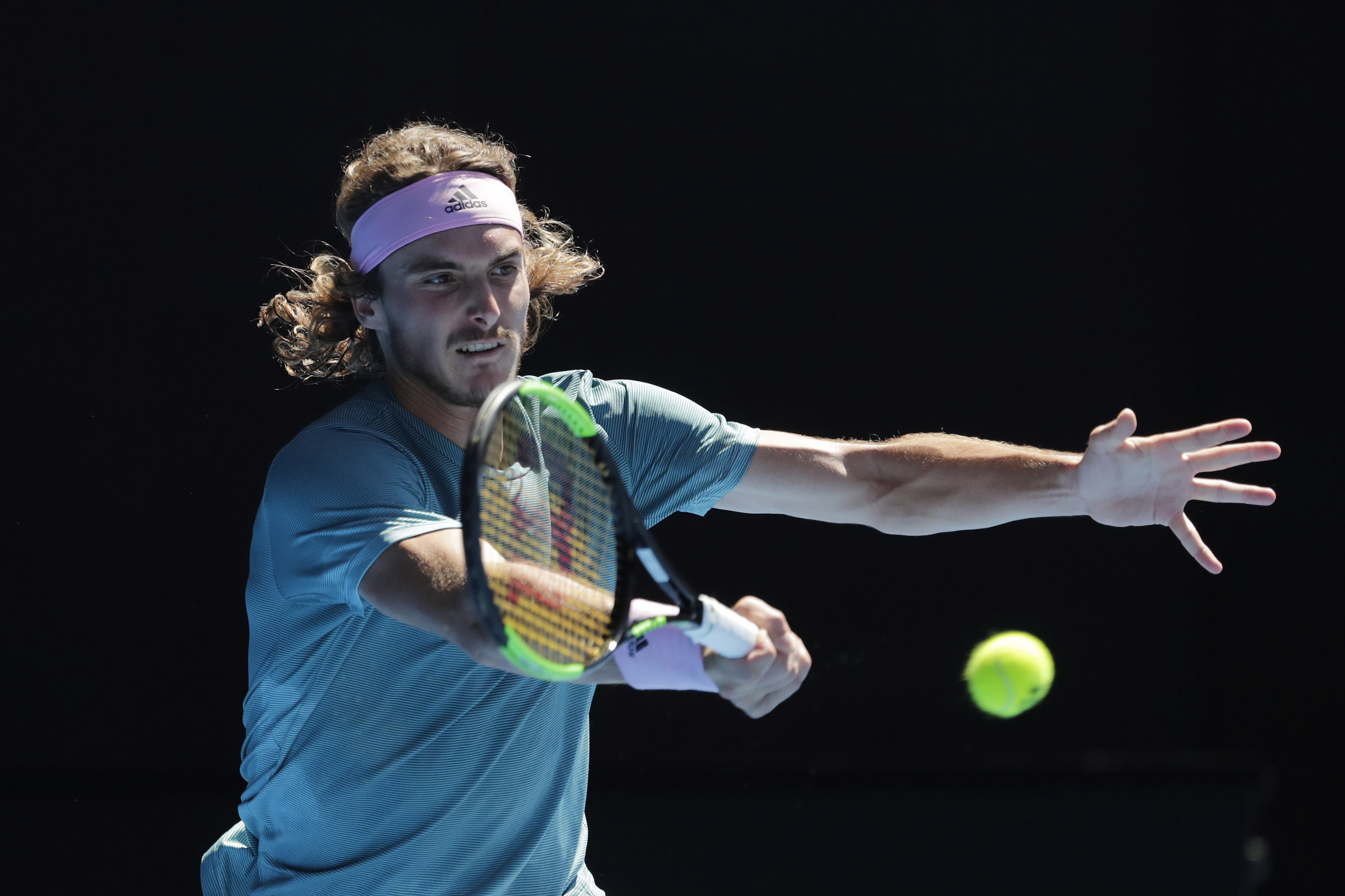 澳大利亚网球队翻盘英国网球队，西西帕斯送出助攻的简单介绍