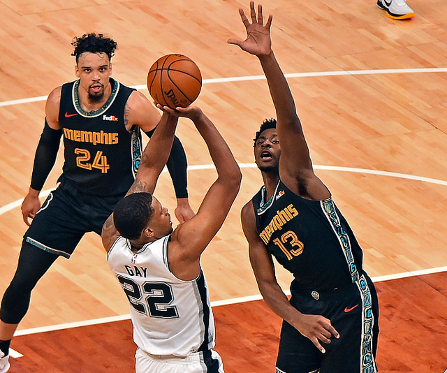 马刺险胜灰熊，易建联刷新纪录